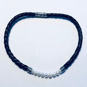 Women black and white choker